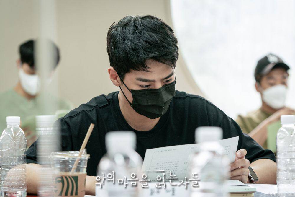 Ryeoun di pembacaan naskah Through The Darkness (programs.sbs.co.kr)