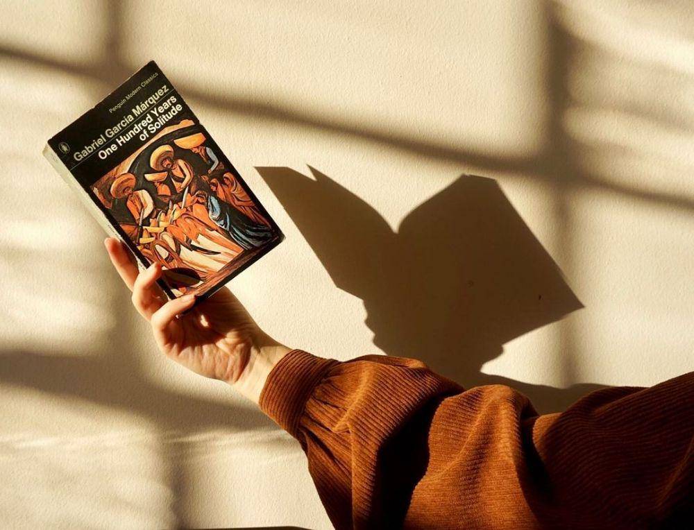 novel terjemahan bahasa Spanyol (instagram.com/accordingtoalina)