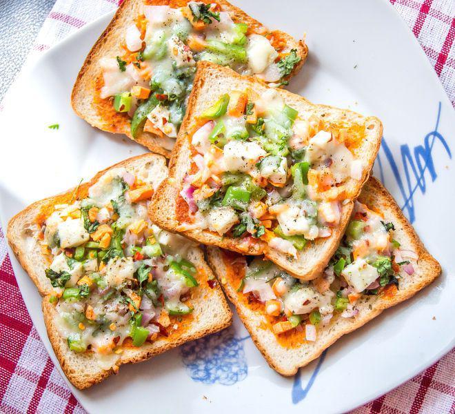 Piza roti tawar (cookwithmanali.com)