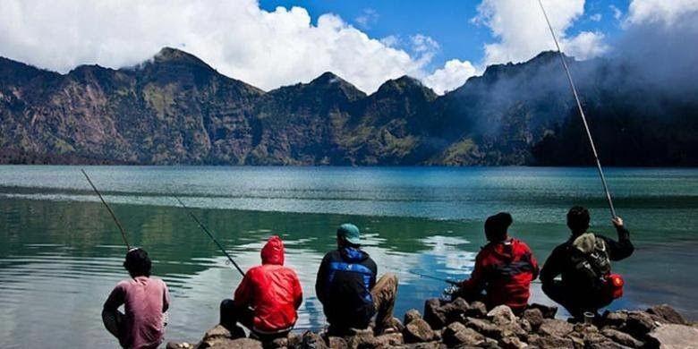 Asyiknya Memancing Ikan di Danau Segara Anak Gunung Rinjani