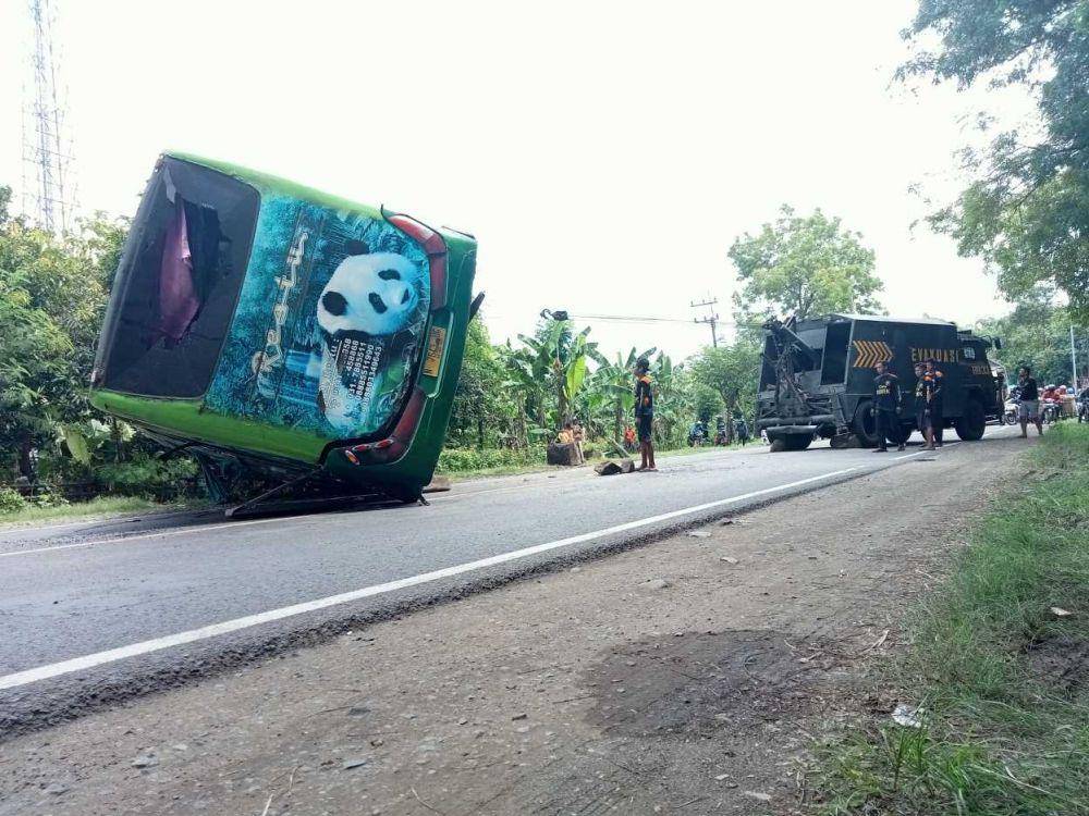 Proses evakuasi bus yang terguling di Madiun. Nofika