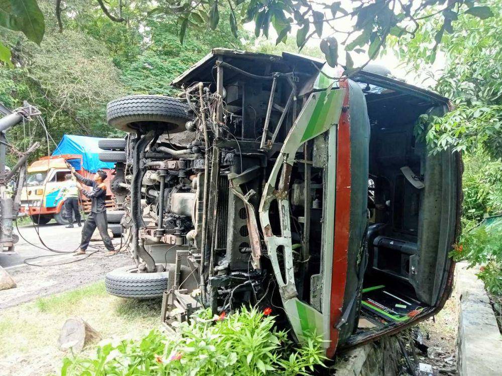 Bus Restu terguling di Madiun. Nofika