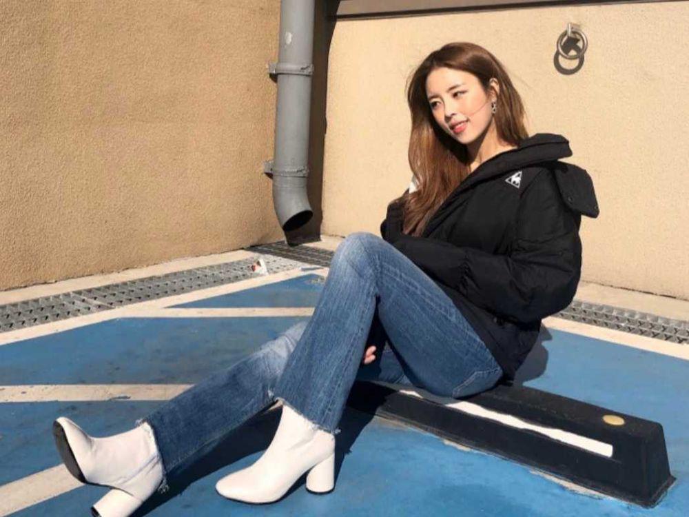 9 Ide Padu Padan Jeans ala Min Do Hee, Cool dan Effortless