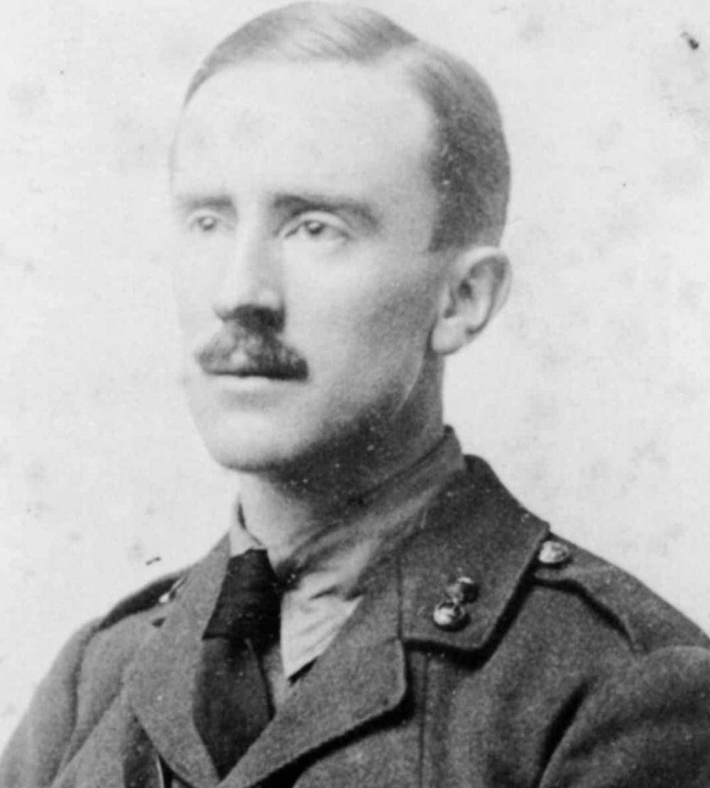 Tolkien dalam karier militernya, di foto pada tahun 1916 (historycollection.com/Oxford Times)