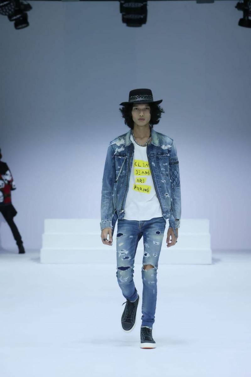 Inspirasi fashion style dengan outfit denim untuk pria di Jakarta Fashion Week 2022 (Dok.JFW/Dachri Megantara)