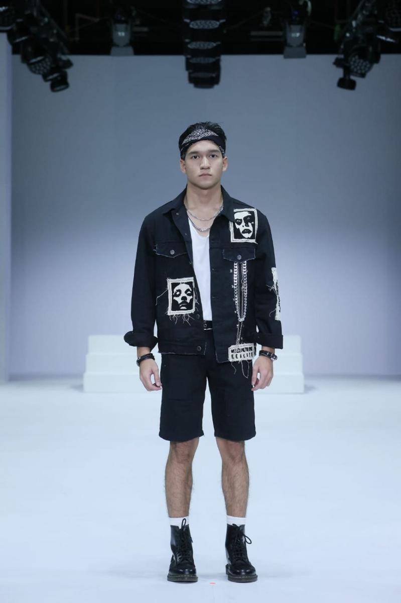 Inspirasi fashion style dengan outfit denim untuk pria di Jakarta Fashion Week 2022 (Dok.JFW/Dachri Megantara)