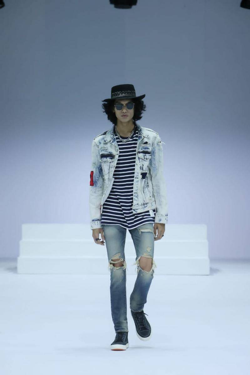 Inspirasi fashion style dengan outfit denim untuk pria di Jakarta Fashion Week 2022 (Dok.JFW/Dachri Megantara)
