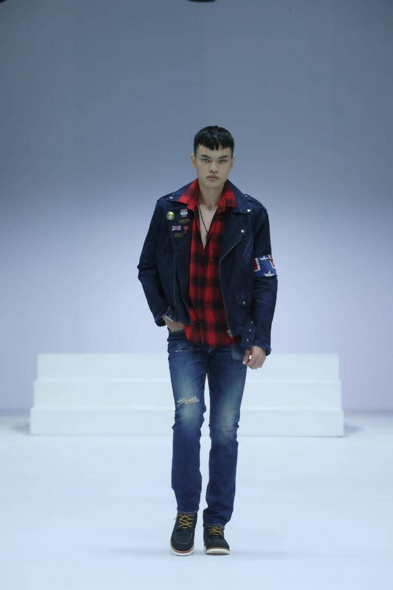 Inspirasi fashion style dengan outfit denim untuk pria di Jakarta Fashion Week 2022 (Dok.JFW/Dachri Megantara)