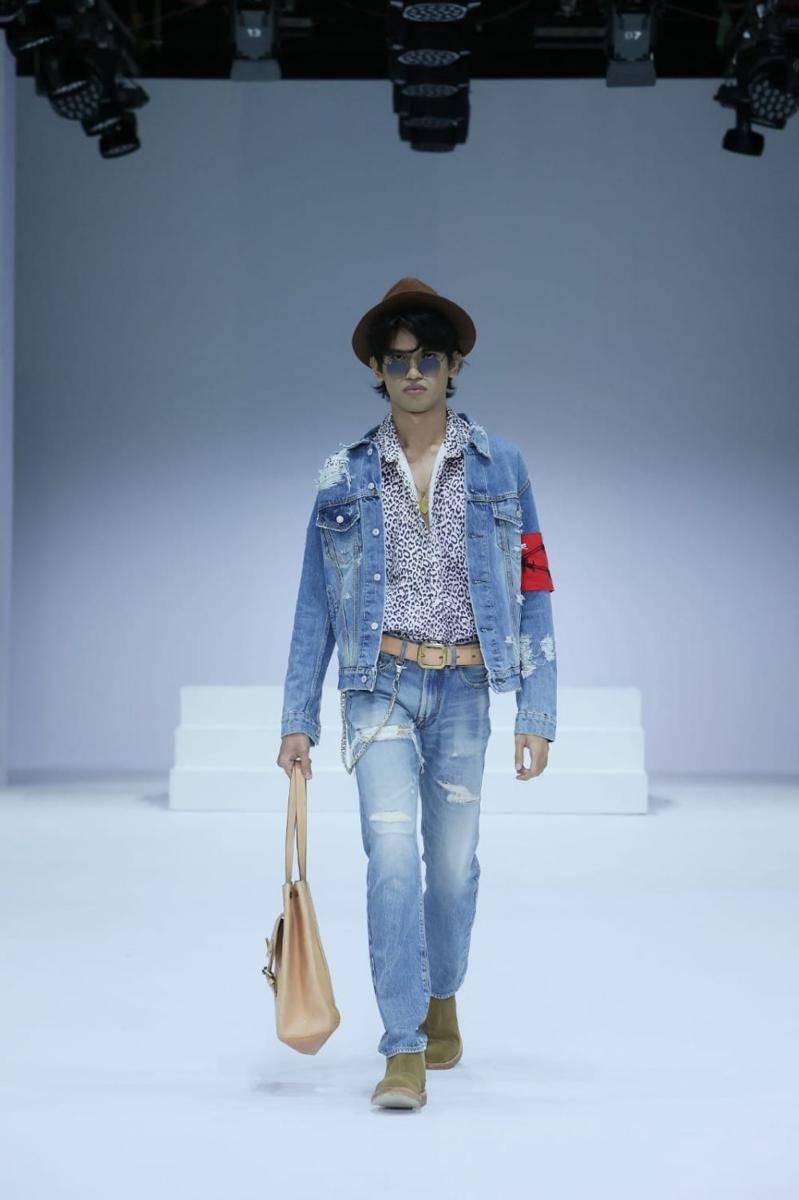 Inspirasi fashion style dengan outfit denim untuk pria di Jakarta Fashion Week 2022 (Dok.JFW/Dachri Megantara)