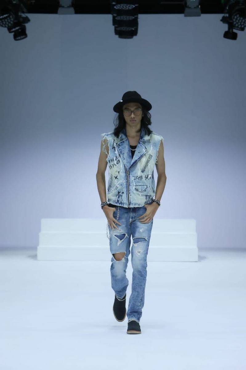 Fashion style dengan outfit denim untuk pria di Jakarta Fashion Week 2022 (Dok.JFW/Dachri Megantara)
