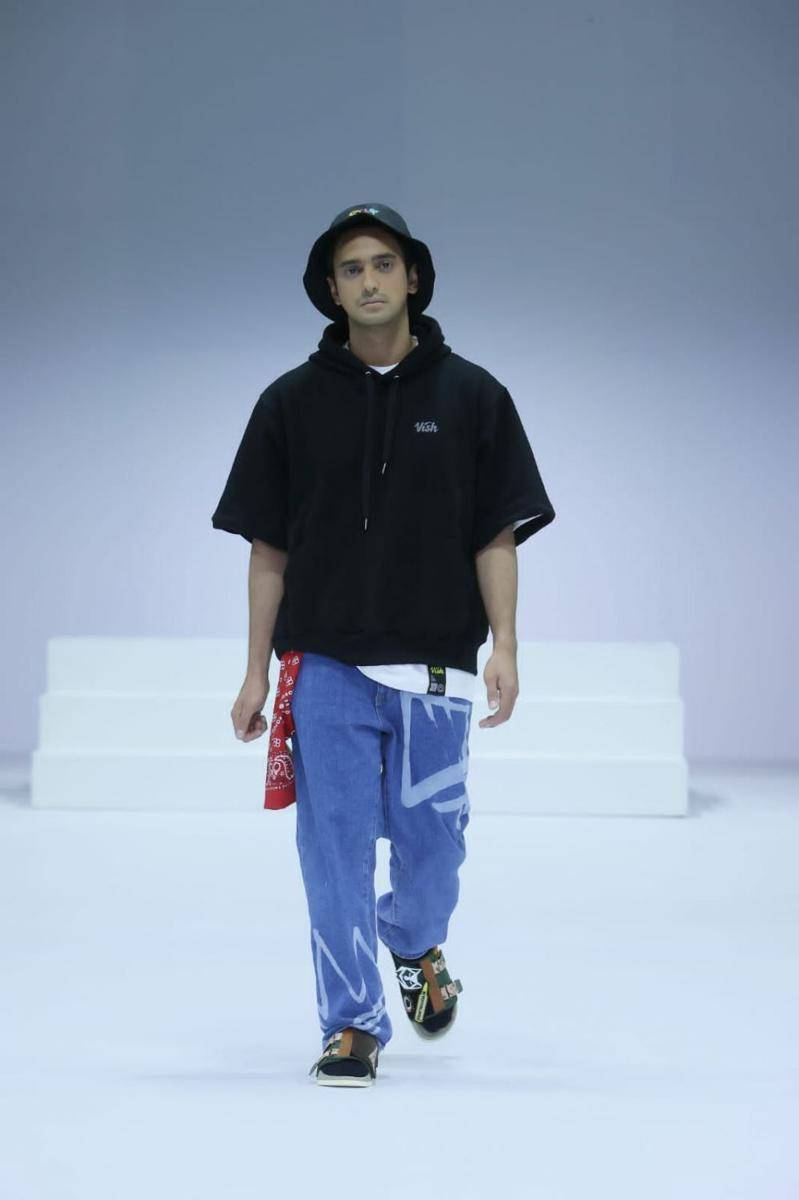 Inspirasi fashion style dengan outfit denim untuk pria di Jakarta Fashion Week 2022 (Dok.JFW/Dachri Megantara)