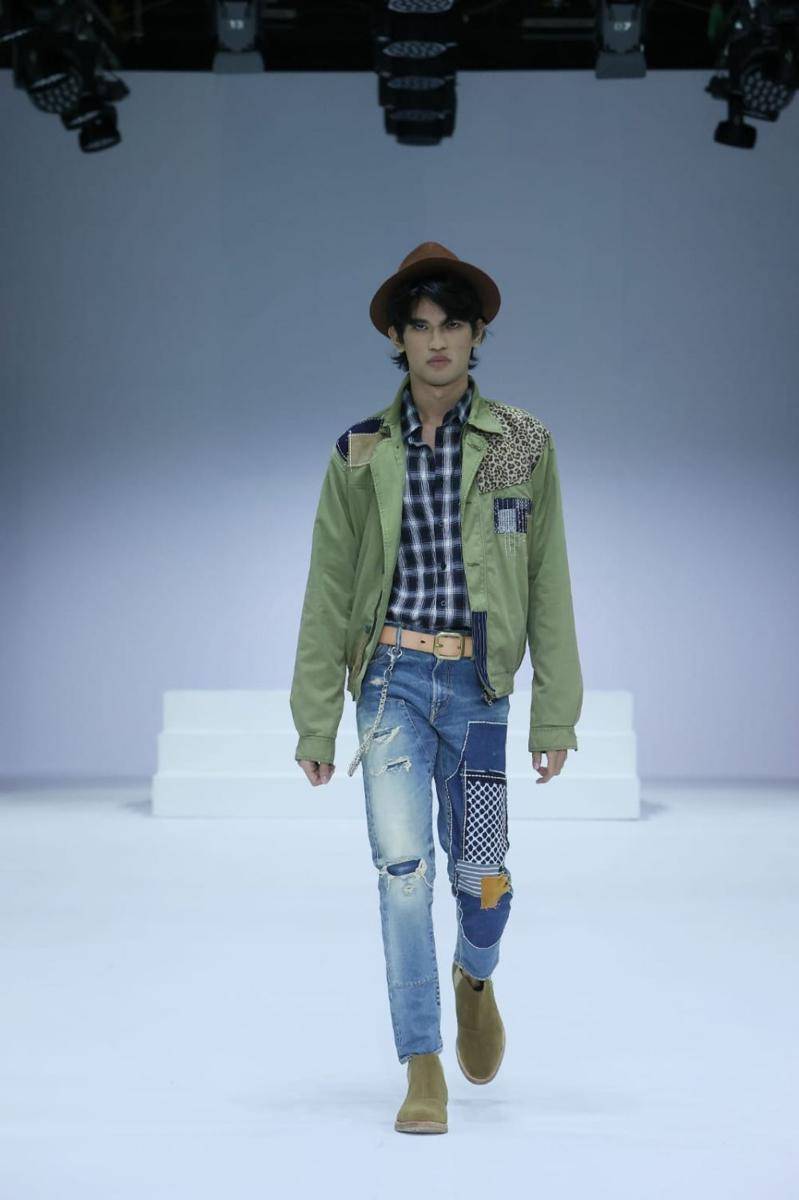 Inspirasi fashion style dengan outfit denim untuk pria di Jakarta Fashion Week 2022 (Dok.JFW/Dachri Megantara)