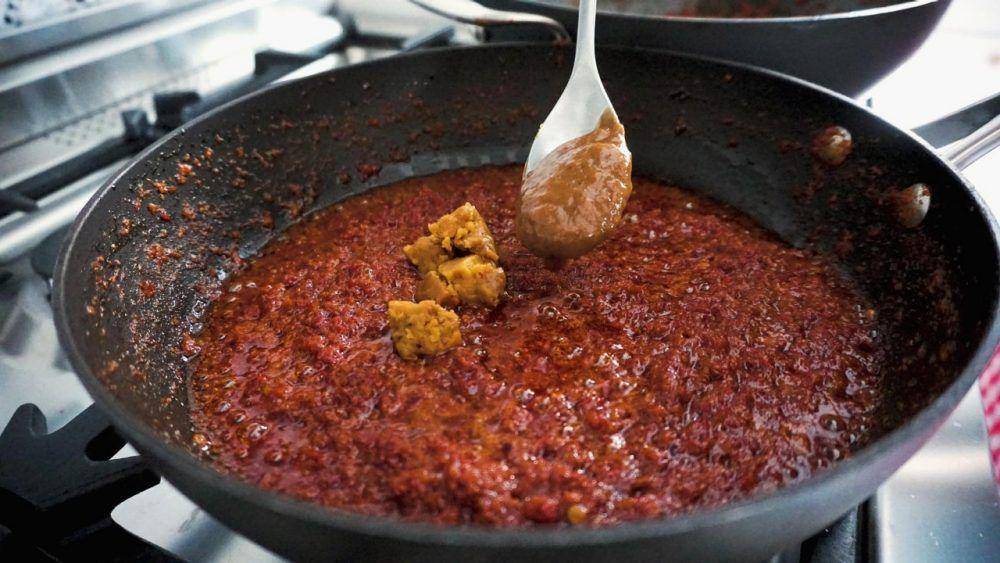 ilustrasi menumis sambal roa (asianfoodnetwork.com)