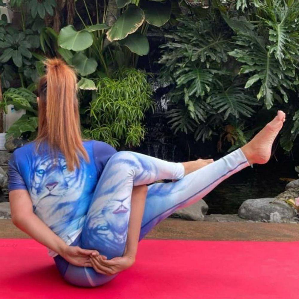 Inul Daratista lakukan pose yoga. (instagram.com/inul.d)