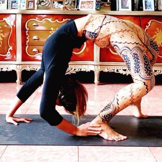 Inul Daratista lakukan pose yoga. (instagram.com/inul.d)
