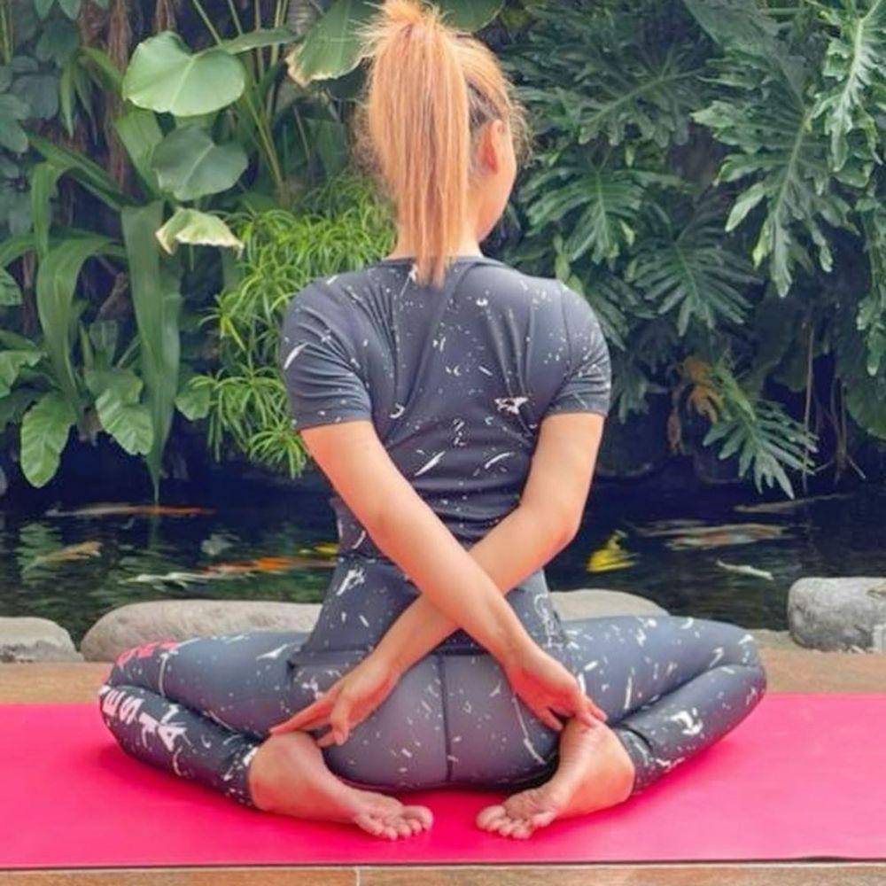 Inul Daratista lakukan pose yoga. (instagram.com/inul.d)