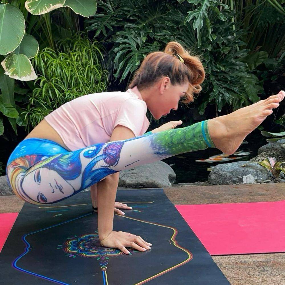 Inul Daratista lakukan pose yoga. (instagram.com/inul.d)