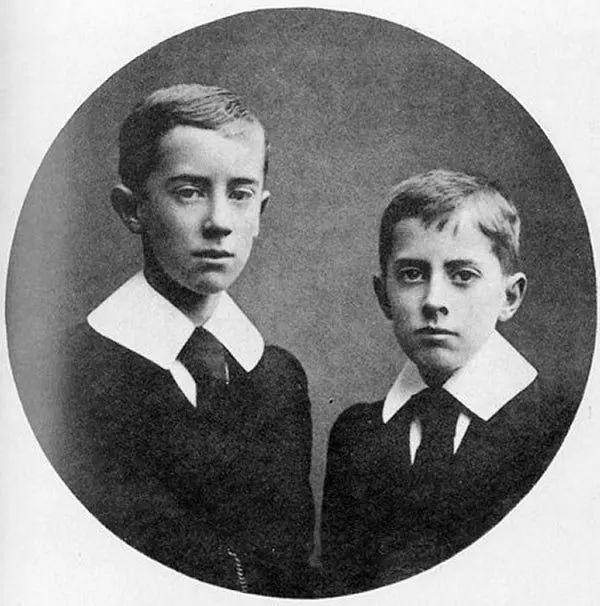 J.R.R. Tolkien (kiri) dan adiknya Hilary (hobbylark.com)