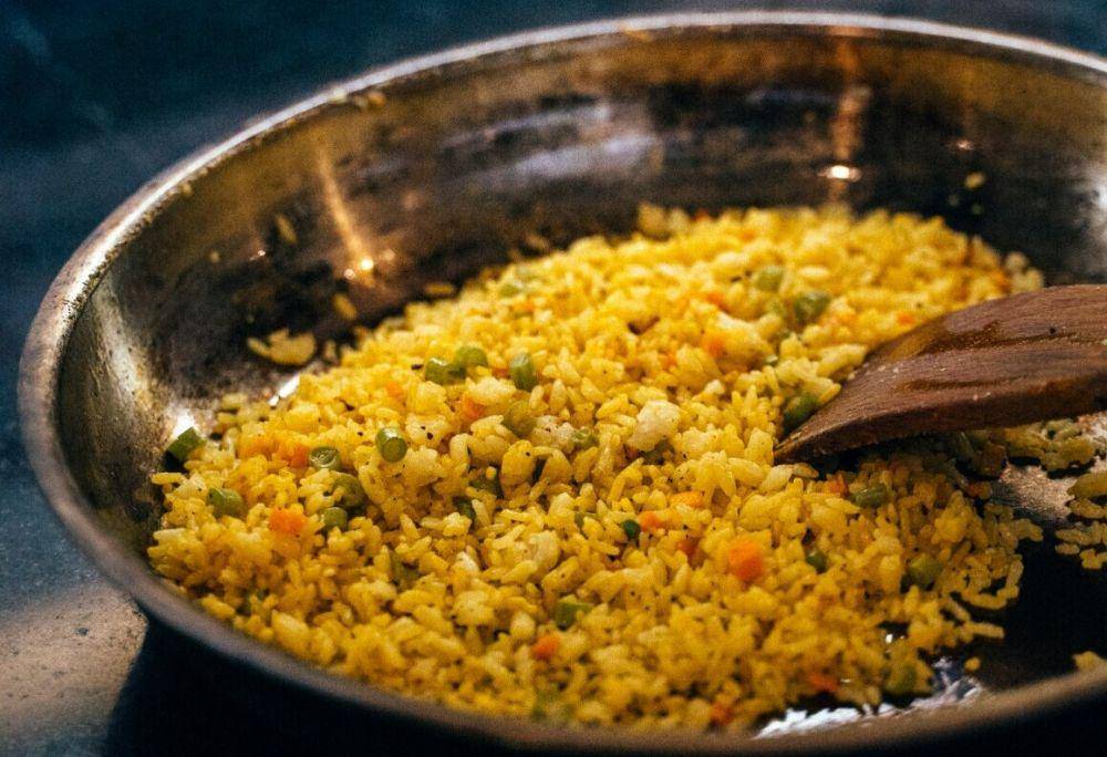 ilustrasi arroz amarillo (pexels.com/Anna Tarazevich)
