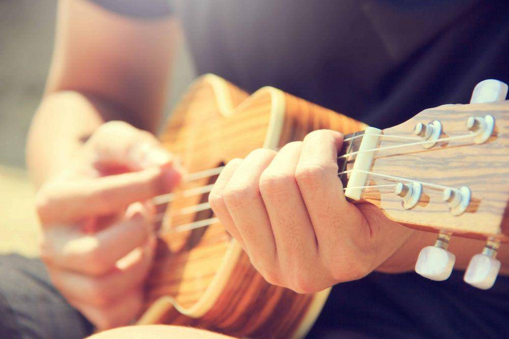 ilustrasi orang bermain ukulele (pexels.com/Porapak Apichodilok)
