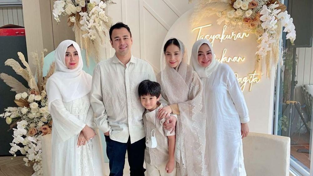 Mama Rieta Amalia dampingi Nagita Slavina. (instagram.com/rieta_amilia)