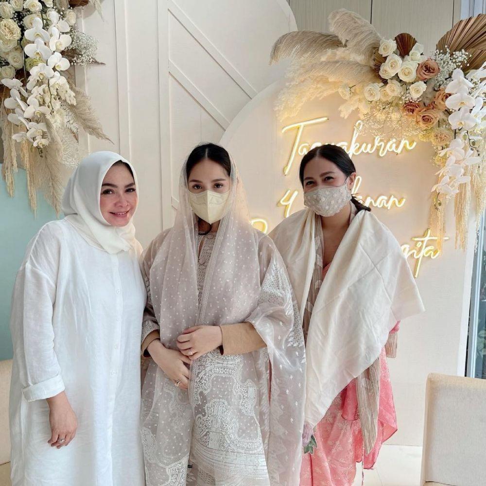 Mama Rieta dampingi Nagita Slavina. (instagram.com/rieta_amilia)