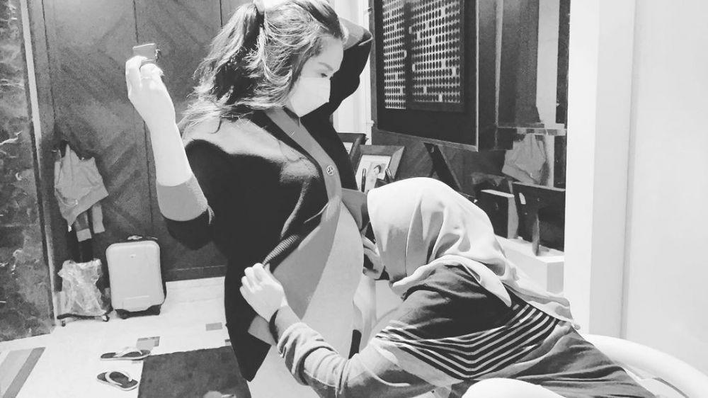 Mama Rieta dampingi Nagita Slavina. (instagram.com/rieta_amilia)