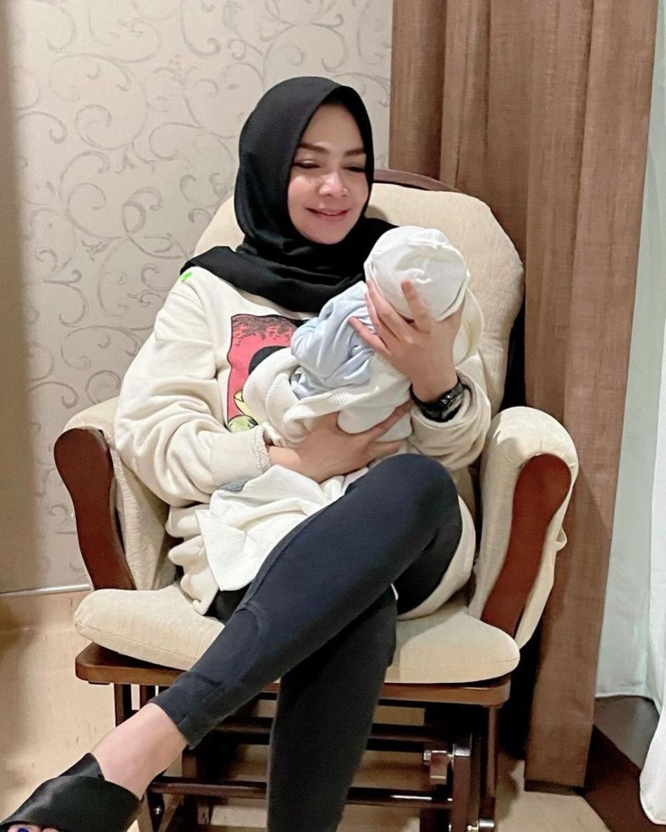 Mama Rieta dampingi Nagita Slavina. (instagram.com/rieta_amilia)
