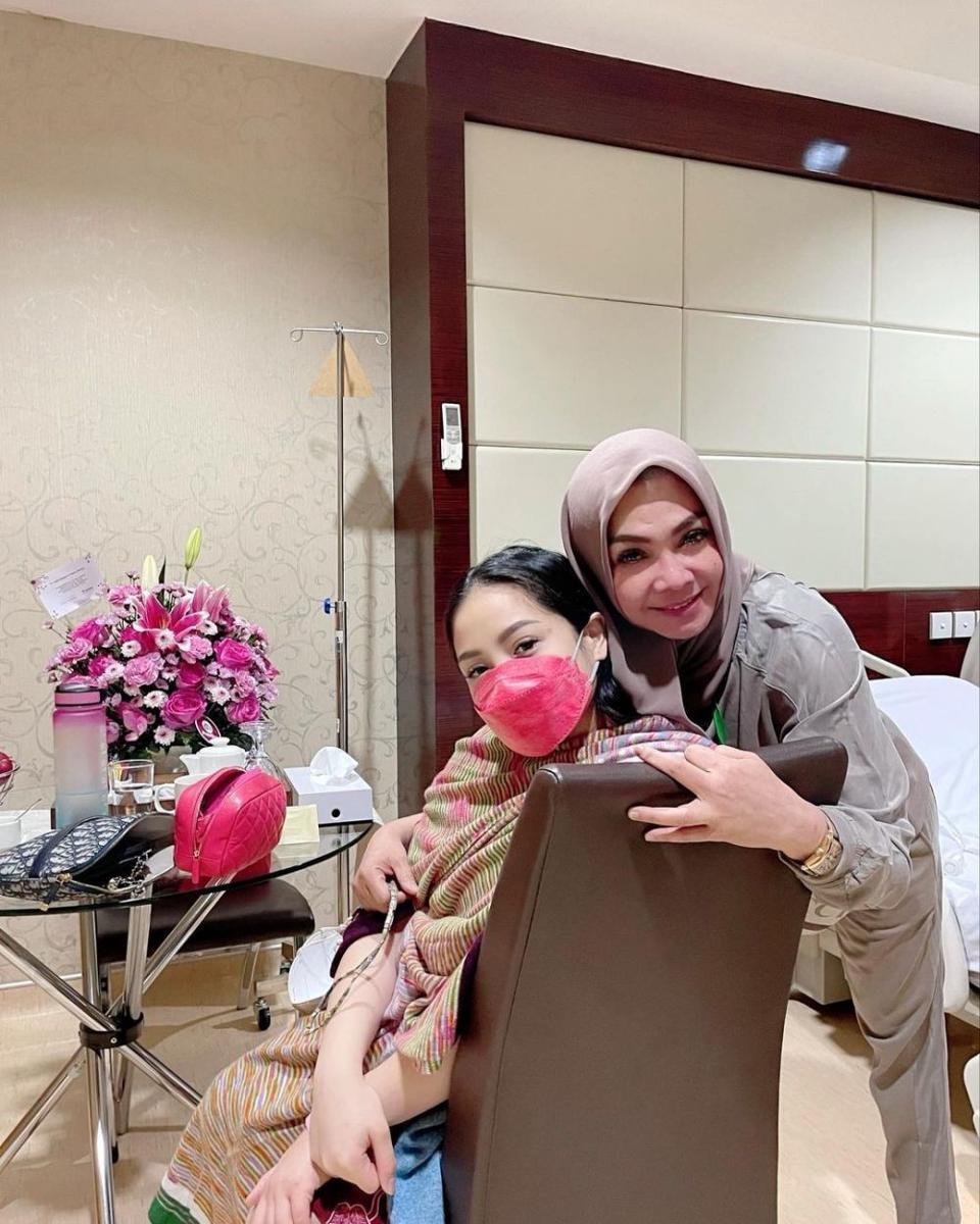 Mama Rieta dampingi Nagita Slavina. (instagram.com/rieta_amilia)