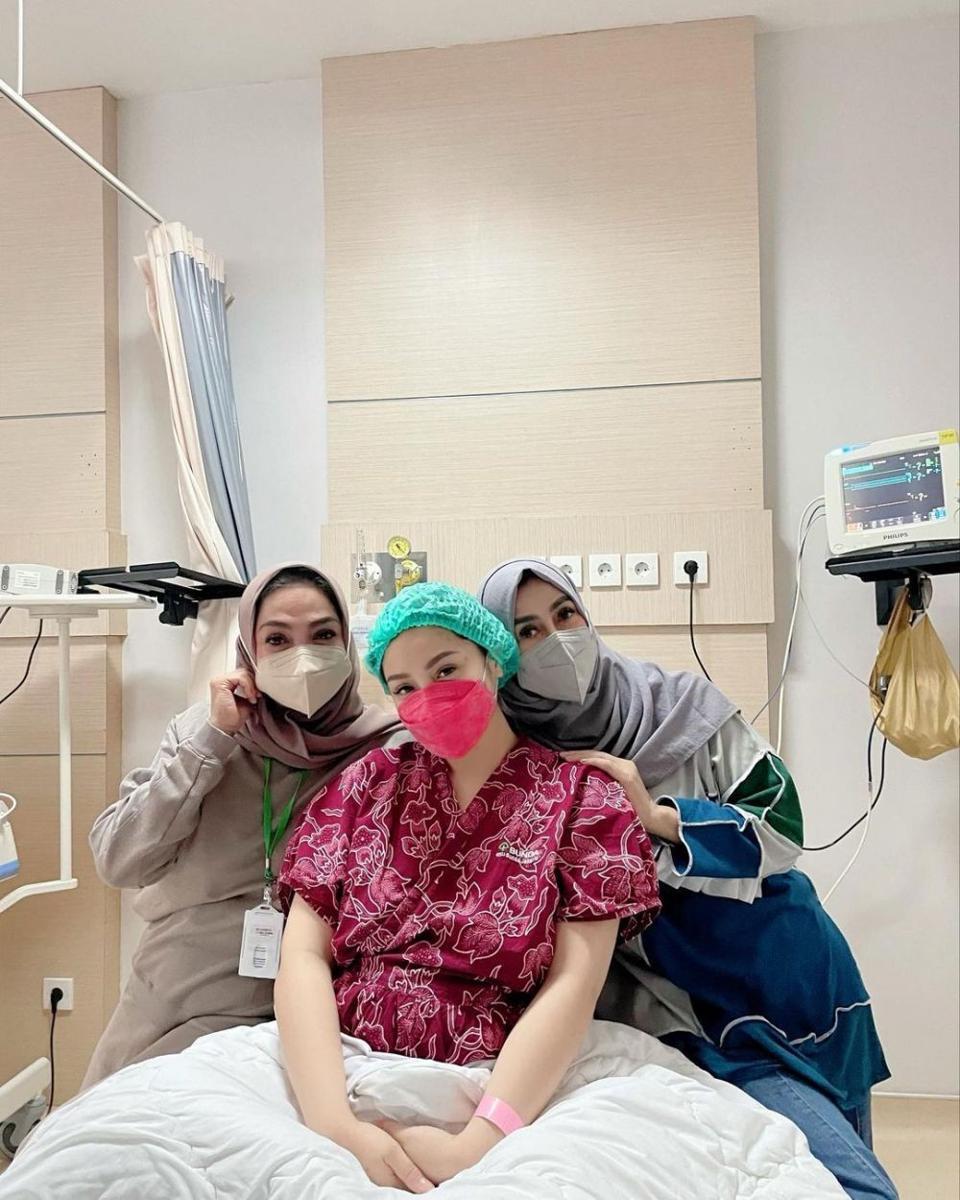Mama Rieta dampingi Nagita Slavina. (instagram.com/rieta_amilia)