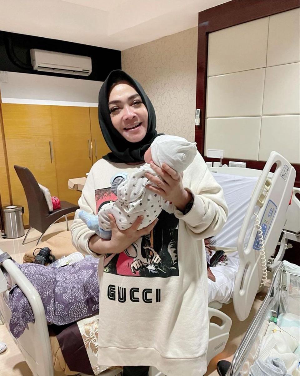 Mama Rieta dampingi Nagita Slavina. (instagram.com/rieta_amilia)