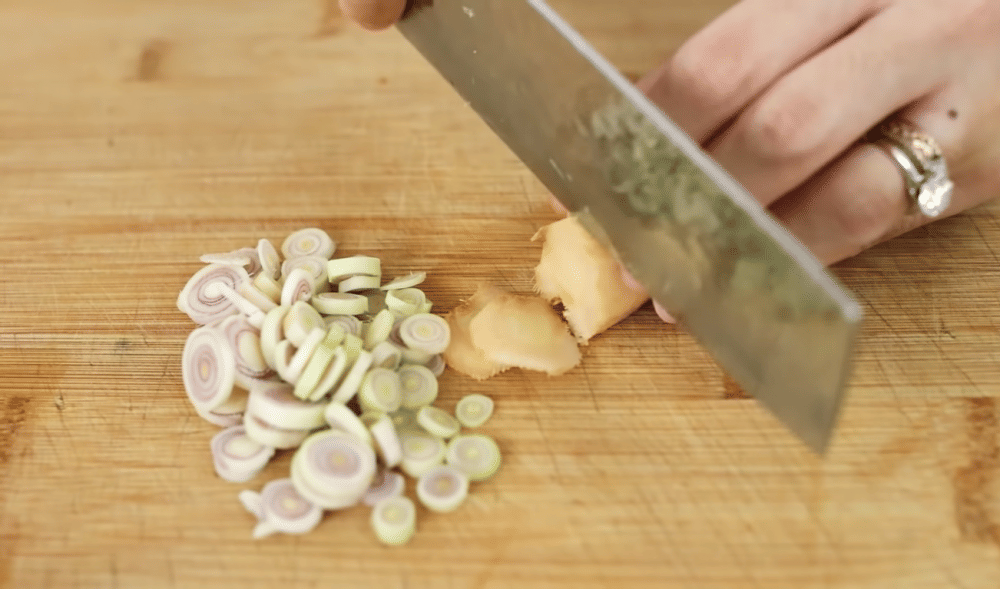 Proses persiapan bahan membuat pasta tom yam (youtube.com/Devina Hermawan)