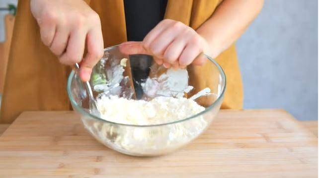 membuat crumble (youtube.com/Luvita Ho)