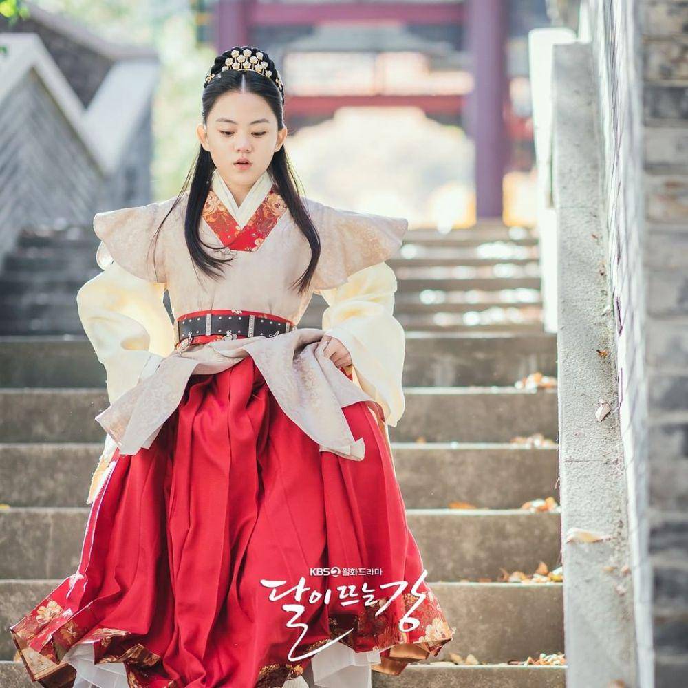 Ho Jung Eun sebagai Yeom Ga Jin kecil di drama River Where the Moon Rises. (dok. KBS/River Where the Moon Rises)
