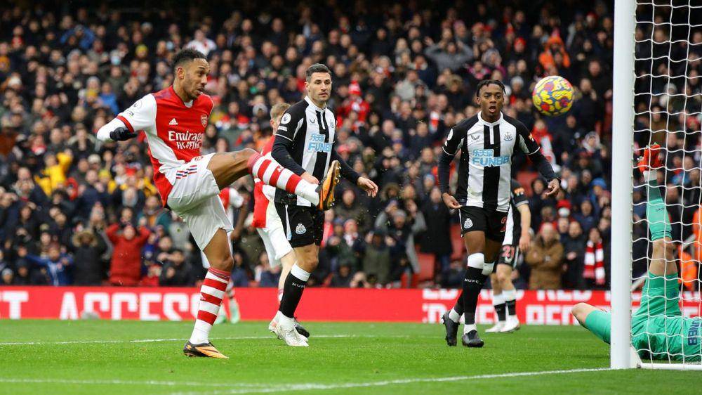 Emerick Aubameyang hampir cetak gol ke gawang Newcastle (premierleague.com)