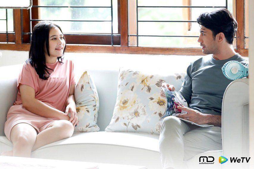 potret mesra Prilly Latuconsina dan Reza Rahadian bintangi series My Lecturer My Husband season 2 (dok. MD Entertainment/My Lecturer My Husband season 2)