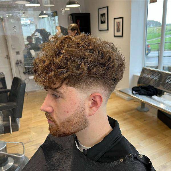 Ilustrasi gaya rambut curly pompadour (instagram.com/woodiesbarbershop)