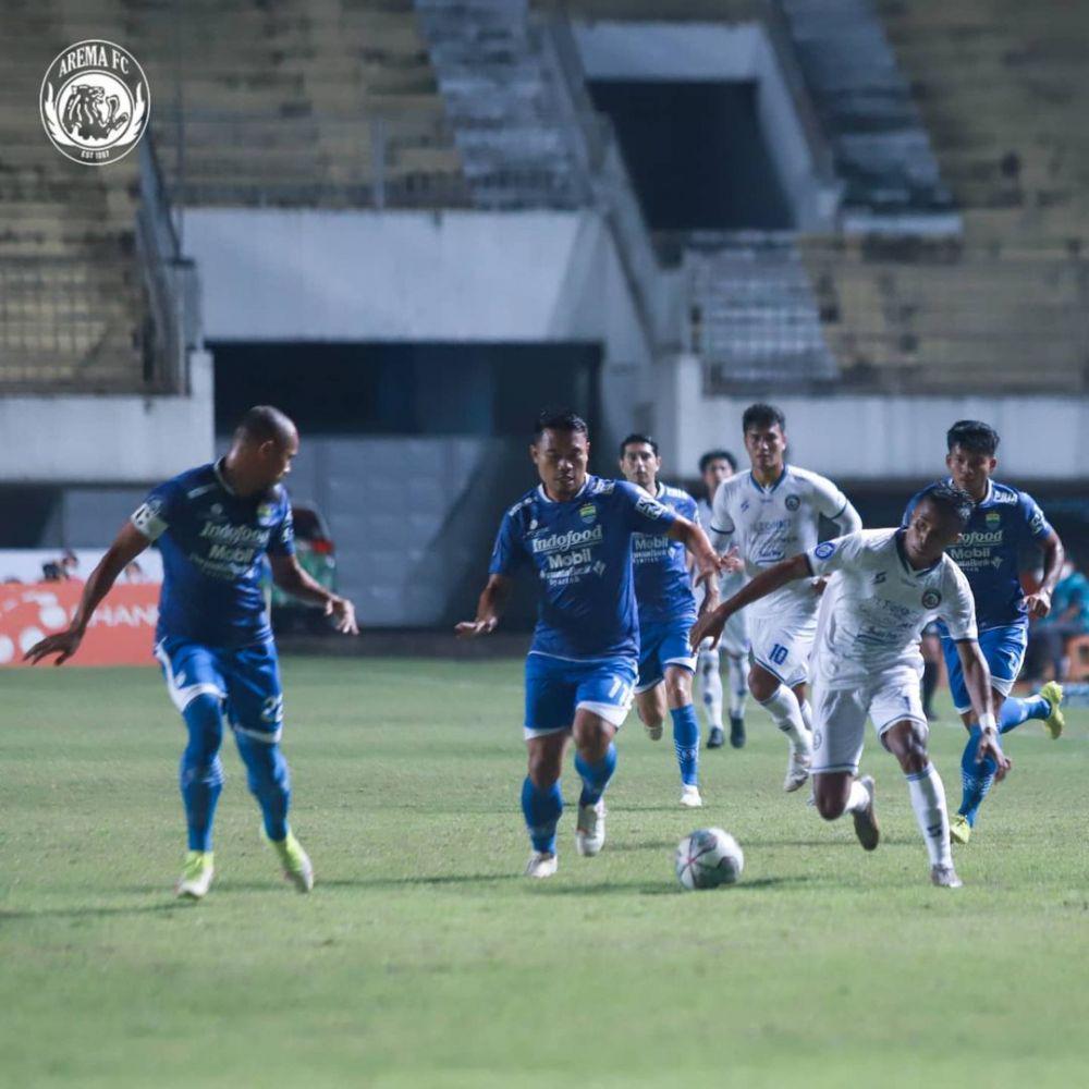 Ridwan Tawainella berusaha melepaskan diri dari kawalan Dedi Kusnandar. Instagram/aremafcofficial