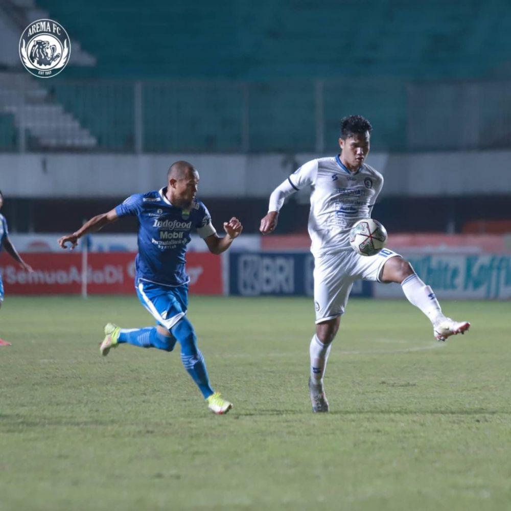 Muhammad Rafli berusaha melepaskan diri dari kawalan Supardi Nasir. Instagram/aremafcofficial