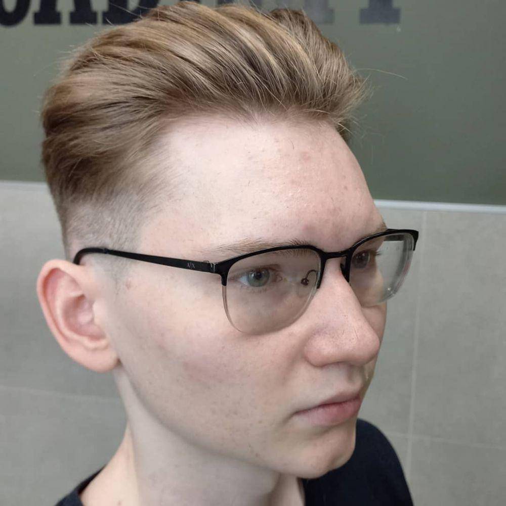Iluatrasi gaya rambut blonde pompadour (nstagram.com/lil_sciss)