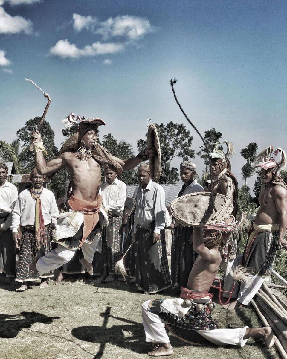 Pertunjukkan ritual Caci di Desa Liang Ndara, Flores, Nusa Tenggara Timur (instagram.com/yudhincex)