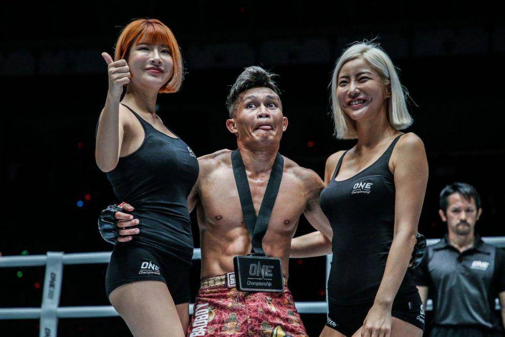 Adrian "Papua Badboy" Mattheis merayakan kemenangan di ONE Championship (dok. ONE Championship)