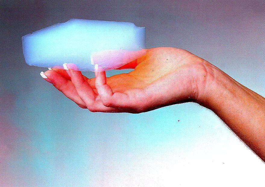 potret aerogel (solarsystem.nasa.gov Credit: NASA/JPL/Stardust)