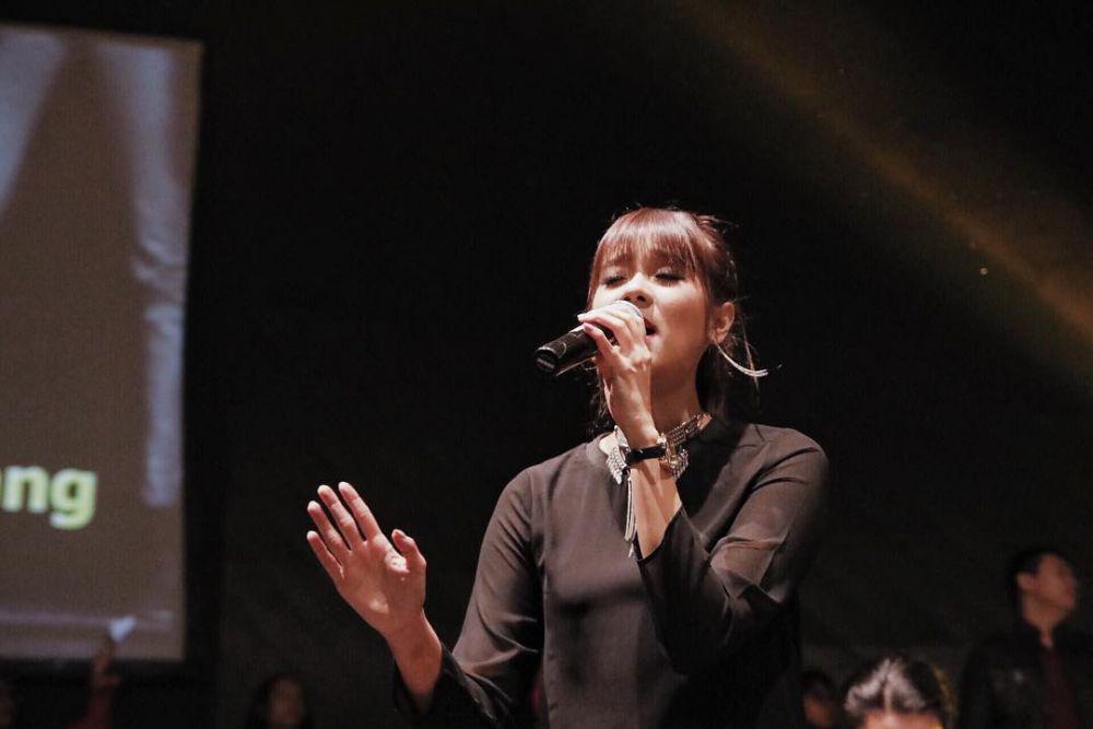 potret Amanda Zevannya saat melayani di gereja (instagram.com/amandazevannya)