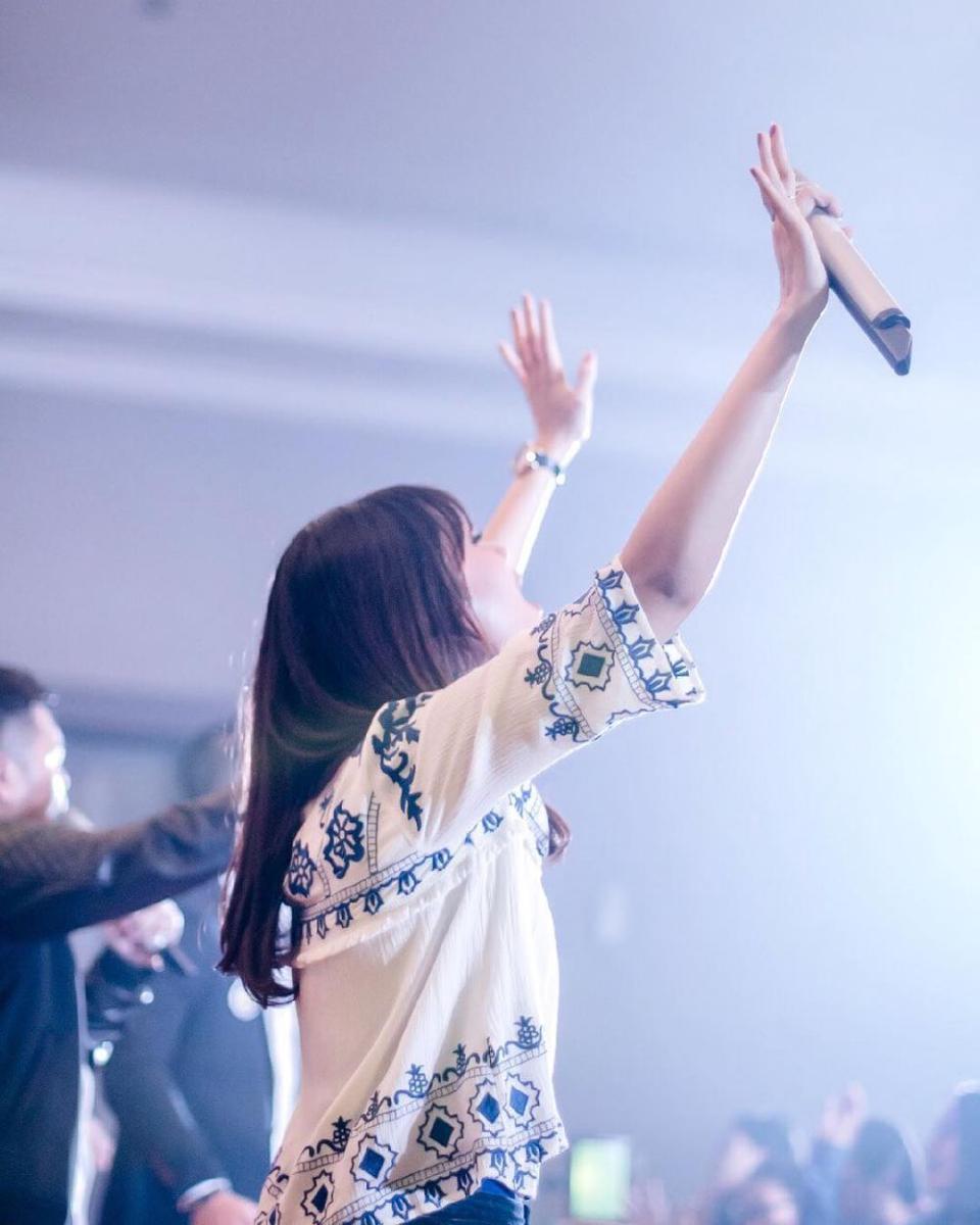 potret Amanda Zevannya saat melayani di gereja (instagram.com/amandazevannya)