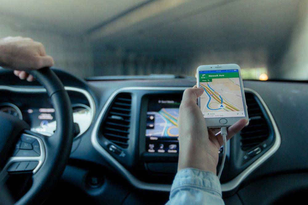 ilustrasi menyetir mobil (pixabay.com/Foundry)
