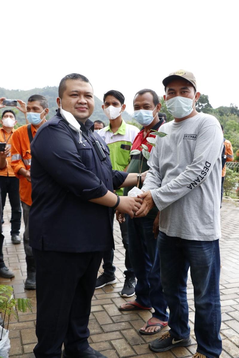 Bupati Tapanuli Selatan H. Dolly P. Pasaribu menyerahkan bibit tanaman/pohon kepada salah satu anggota Kelompok Relawan Desa Tangguh Bencana (Destana). (Dok. IDN Times)