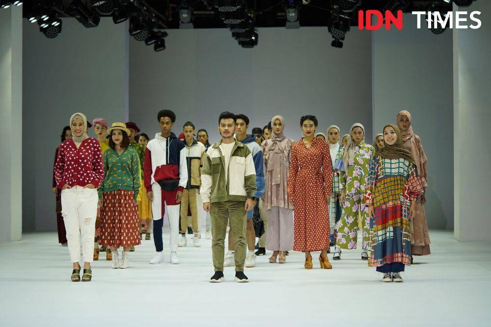 Andani Agni Putri, Founder Nona bersama dengan desainer lainnya saat tampil pada gelaran Jakarta Fashion Week 2022. Kamis-Minggu (25-28/11/2021). (dok. Nona)