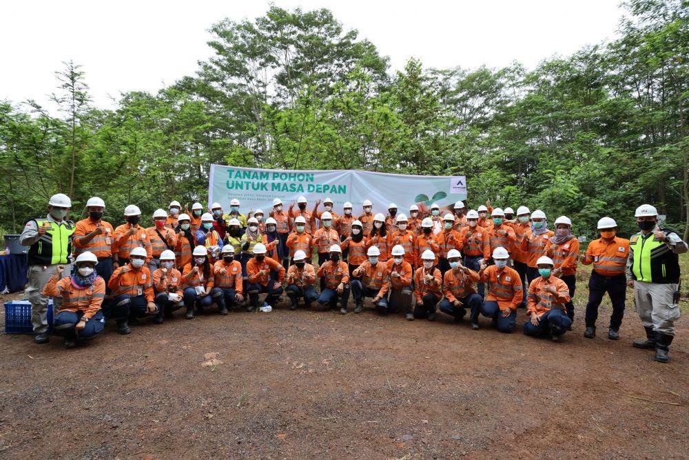 Foto bersama usai melakukan penanaman pohon. Menanam pohon demi masa depan. (Dok. IDN Times)