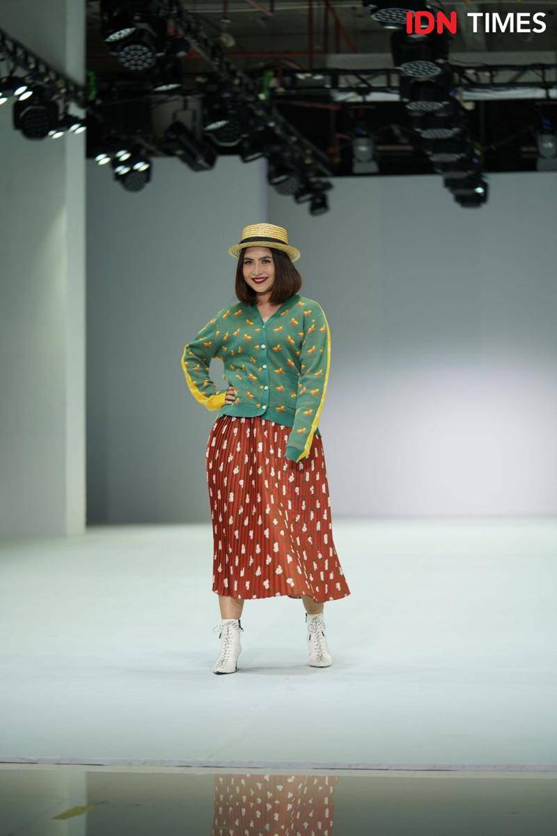 Dewisya saat tampil membawakan koleksi Autumn Sonnet dari Nona pada gelaran Jakarta Fashion Week 2022. Kamis-Minggu (25-28/11/2021). (dok. Nona)